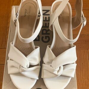 Clarks Margie Beth White Sandal size 6M